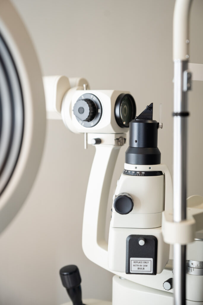 Modernes Gerät zur Augendiagnostik.